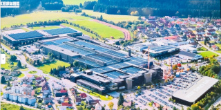 Widok z lotu ptaka na firmę Arburg w miejscowości Lossburg w Niemczech