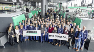 Zdjęcie grupowe w czasie jubileuszu 100 lat firmy Arburg z Lossburga w Niemczech