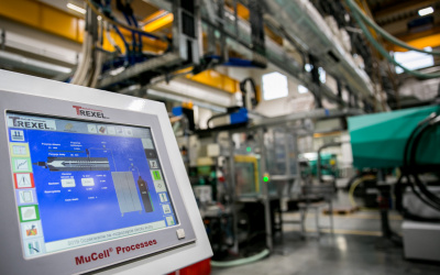 Monitor wskazujący stan przebirgu procesu spieniania gazem w technologii MuCell (Trexel) na maszynie Demag 800 ton