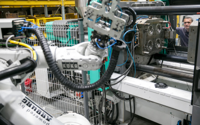 Ustawiacz nadzoruje zaawansowany proces produkcji głośnika samochodowego wraz z robotem Kuka