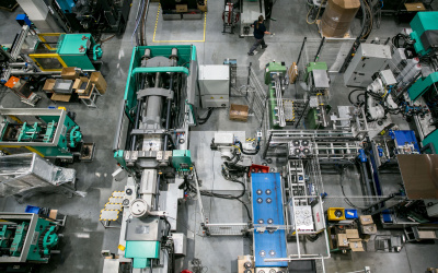 Widok na zaawansowany proces produkcji wtrysku i obtrysku komponentów wspomagany dwoma robotami Kuka i automatyzacją 